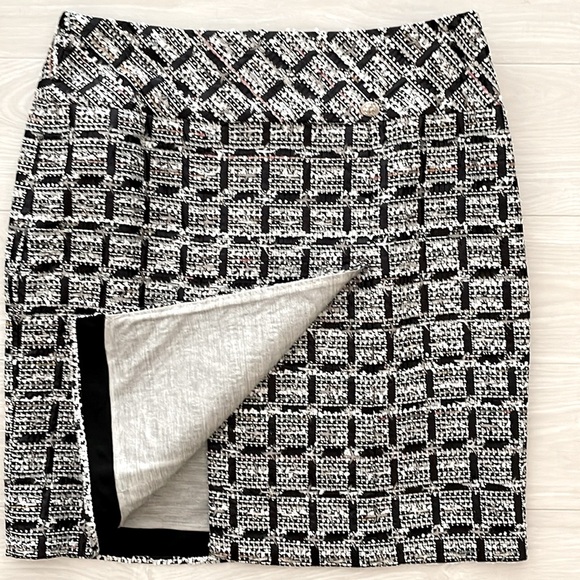 SALE! Chanel Black & White Silk Blend Tweed Skirt - Picture 5 of 14